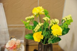 待合室に週替わりで季節の花を飾っています。